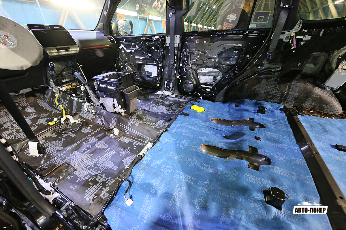 Затем накрываем резину полной звукоизоляционной мембраной Блокатор, а багажник обрабатываем двухслойным шумоизолятором БлокШот 7, который в своем финальном слое (синем) так же содержит звукоизоляционную мембрану, но чуть более тонкую, нежели Блокатор.