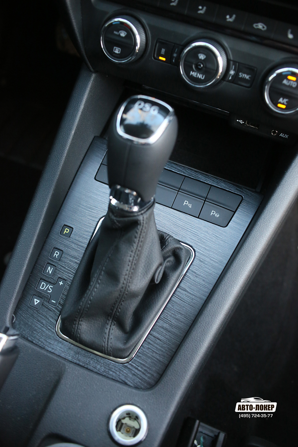 В работу по Октавии третьего поколения включены 4 дверных молдинга, а так же рамка селектора АКПП.