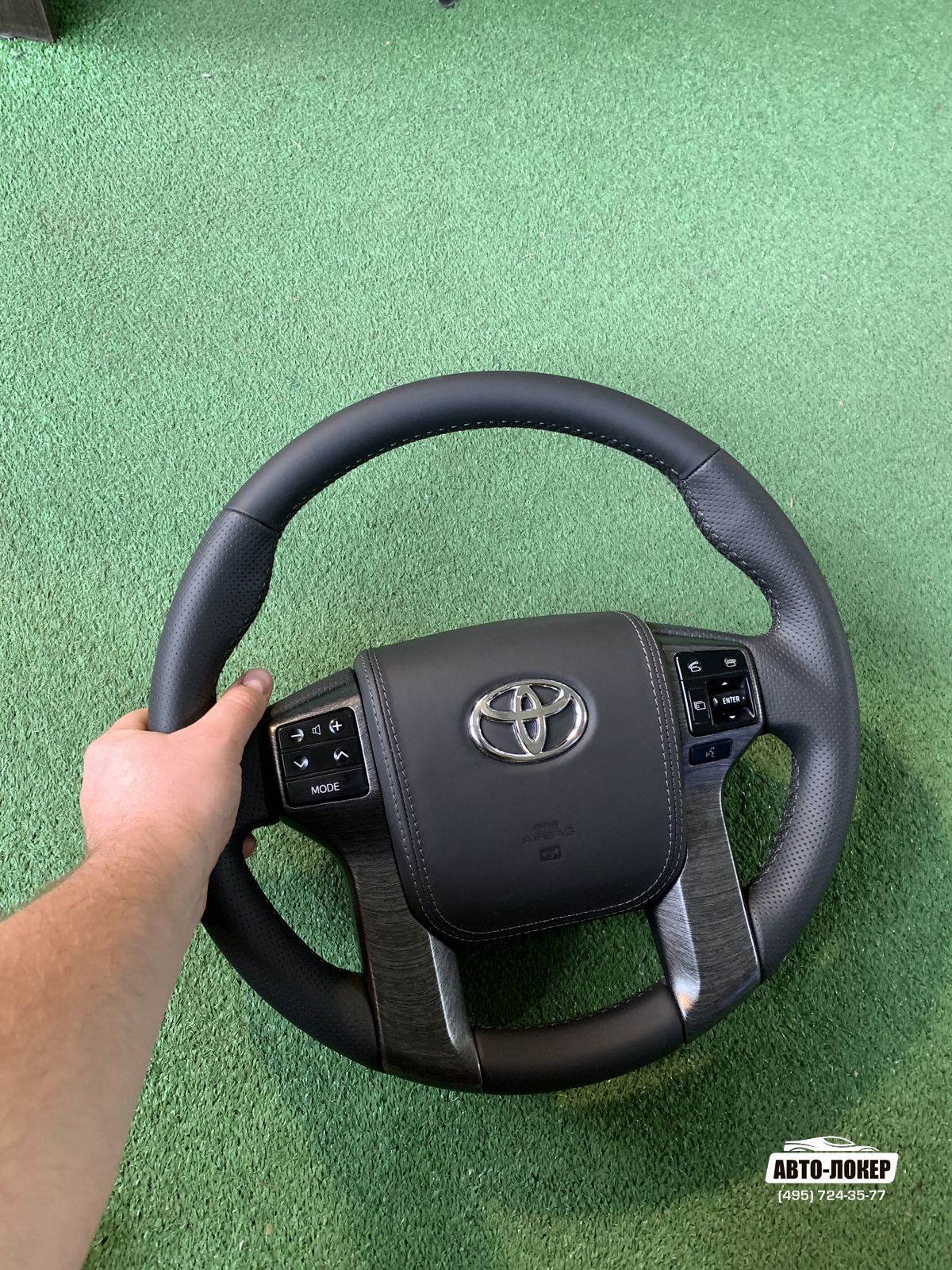 А это уже руль от Land Cruiser Prado 150, на котором перетянут обод руля, подушка руля, а так же сделан аквапринт накладок под темный алюминий с покрытием матовым лаком.
