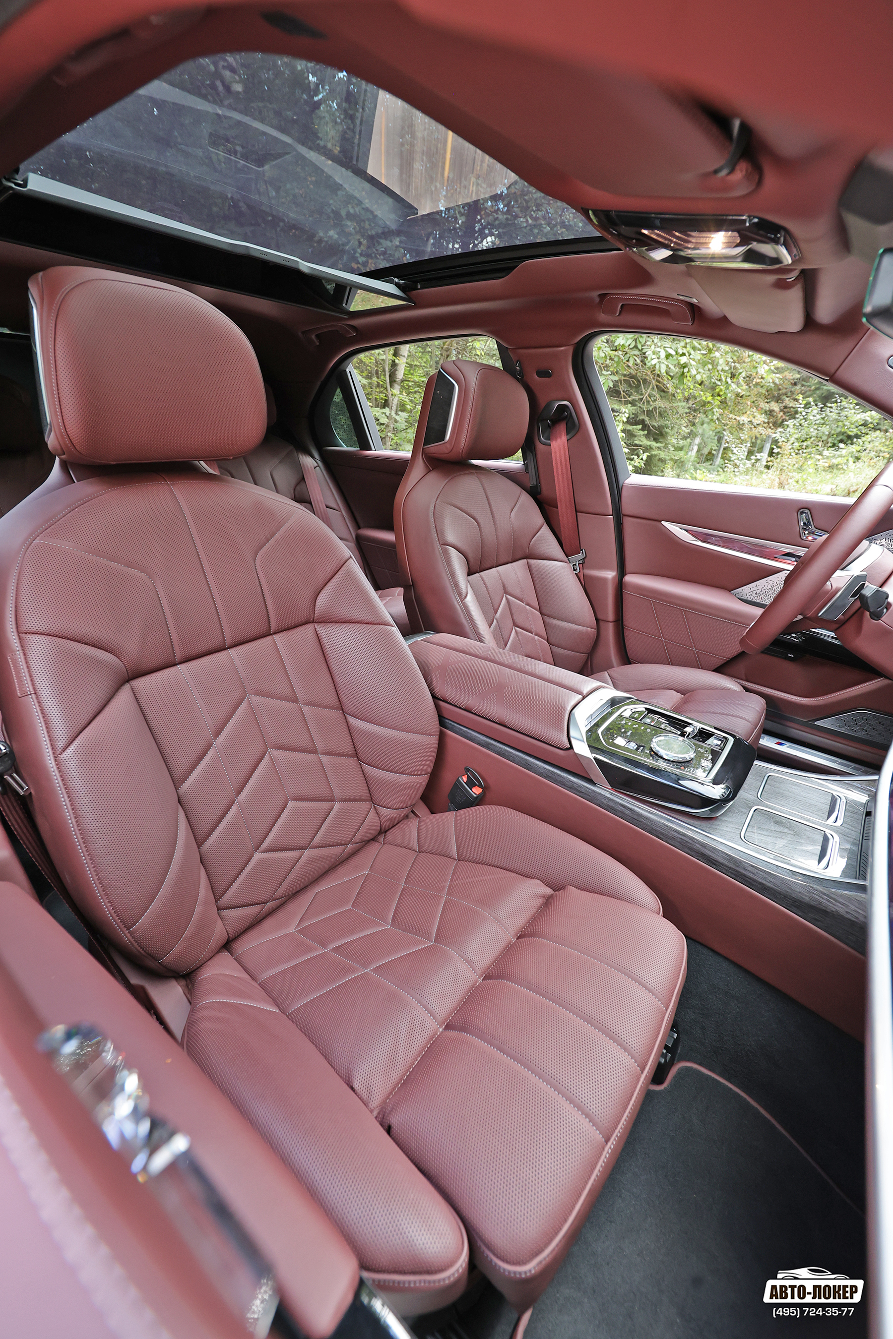 Перетяжка центральной консоли кожей салона BMW 7 (G70)