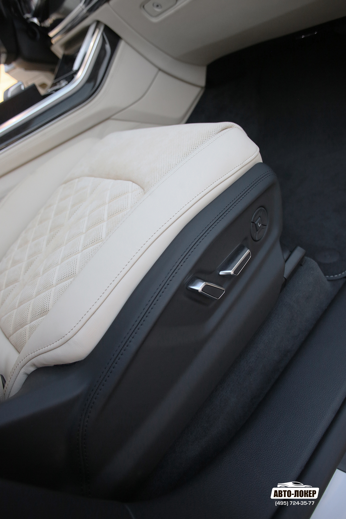 Перетяжка салона белой светлой кожей Audi Q8