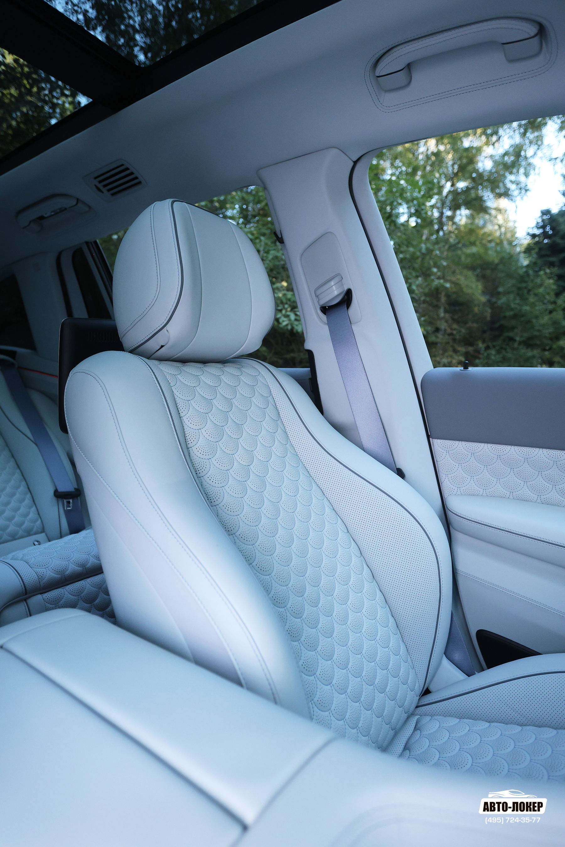 Перетяжка центральной консоли  кожей салона MB GLS Maybach