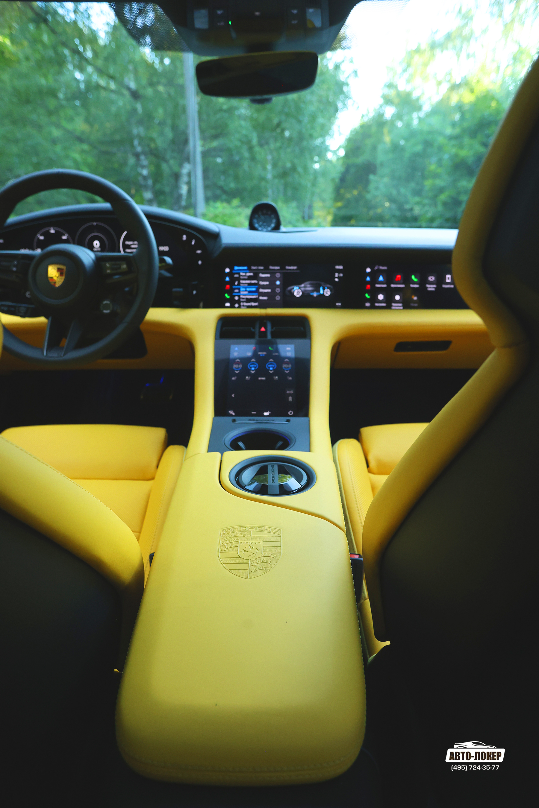 Перетяжка центральной консоли салона кожей Porsche Taycan