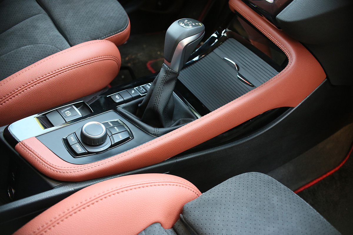 Перетяжка торпедо кожей BMW X1