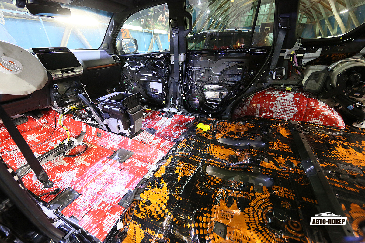 Нанесли на пол в салоне, а так же на колесные арки двухфольговый вибродемпфер Comfort mat Ultra Loker 4,2 , который предварительно был разогрет в наших печках до 55 градусов. Это жесткий и каркасный демпфер, который будет успешно бороться со структурным