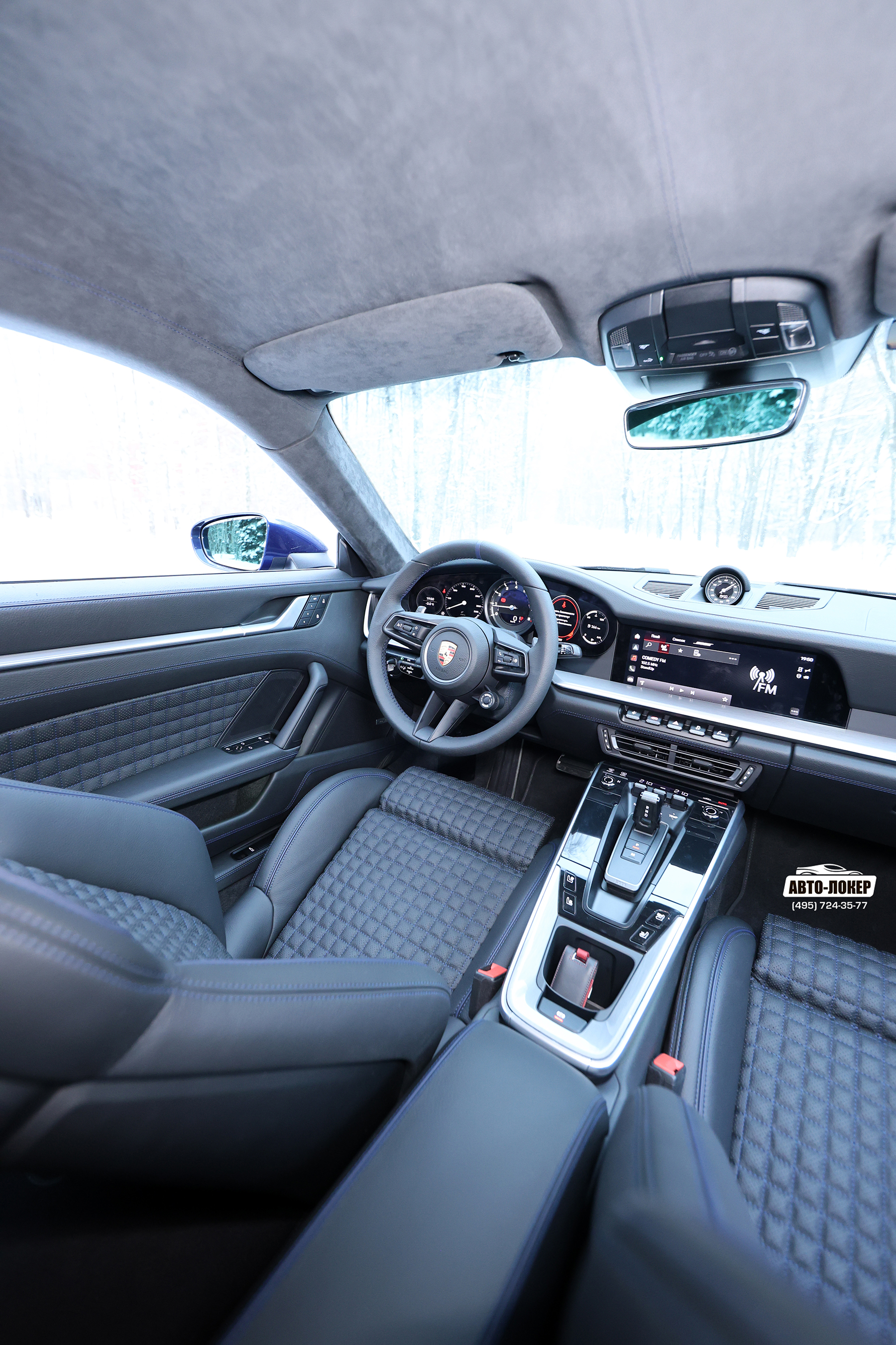 Перетяжка центральной консоли кожей салона Porsche 911