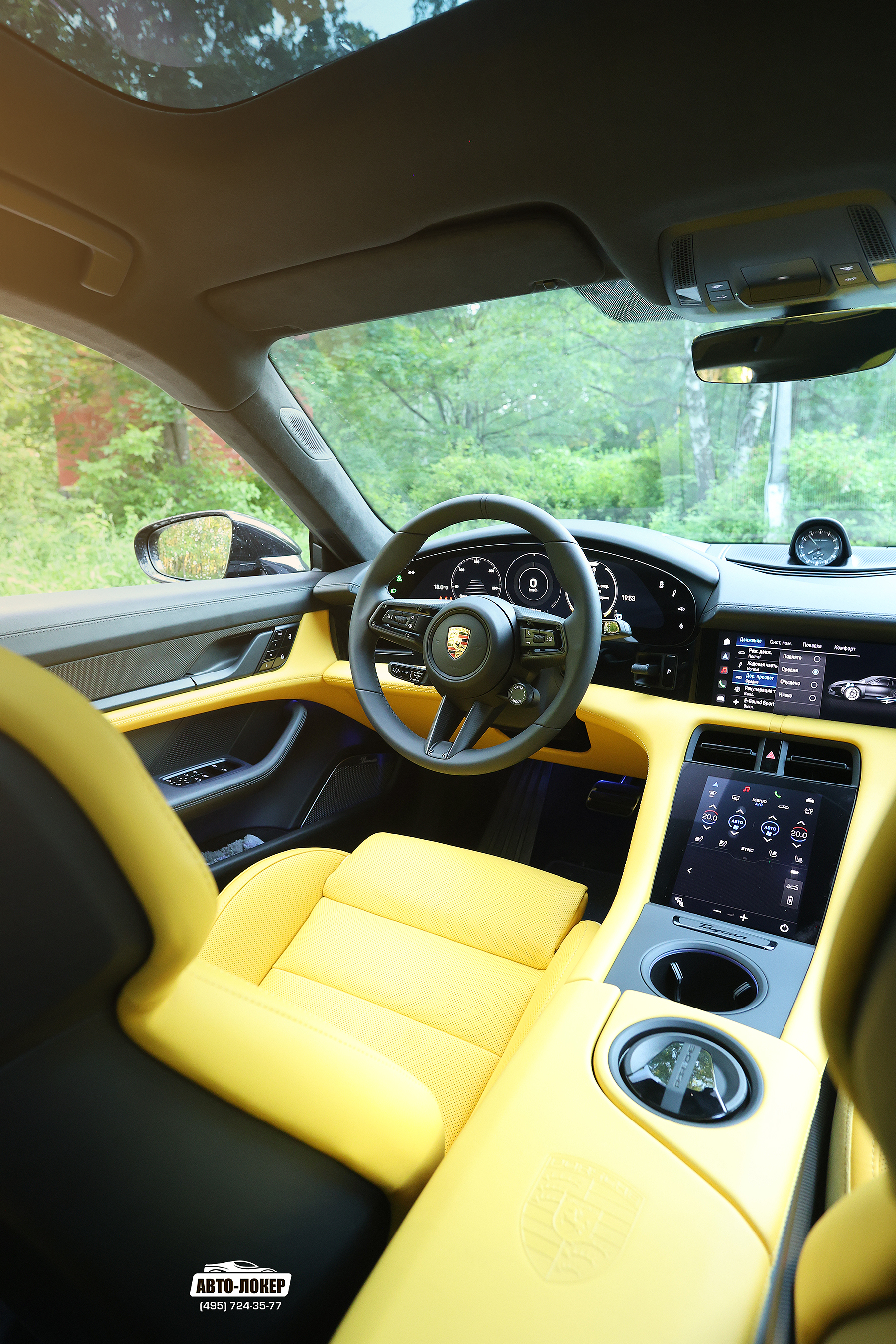 Перетяжка лицевой части консоли салона кожей Porsche Taycan