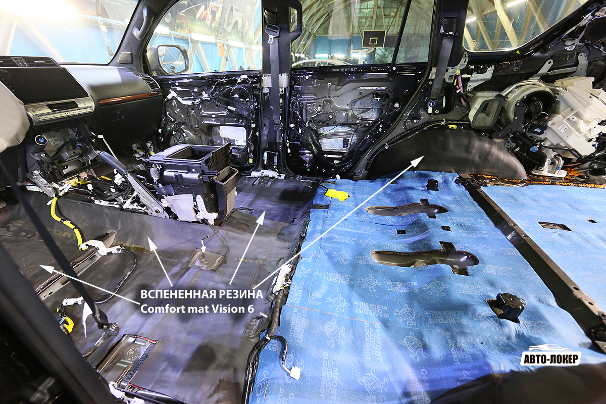 Наносим на пол в салоне и колесные арки вспененную резину Comfort mat Vision 6, которая является на 100% влагостойким материалом и выполнена на основе PU-каучуков.