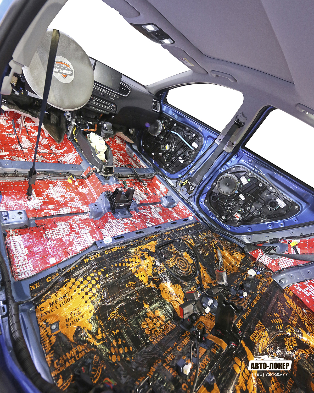 После прикатки горячей виброизоляции к кузову салон киа Сид выглядит именно так. На полу (красная) - мощная мастичная виброизоляция Ultra Loker 4 с двумя слоями фольги.