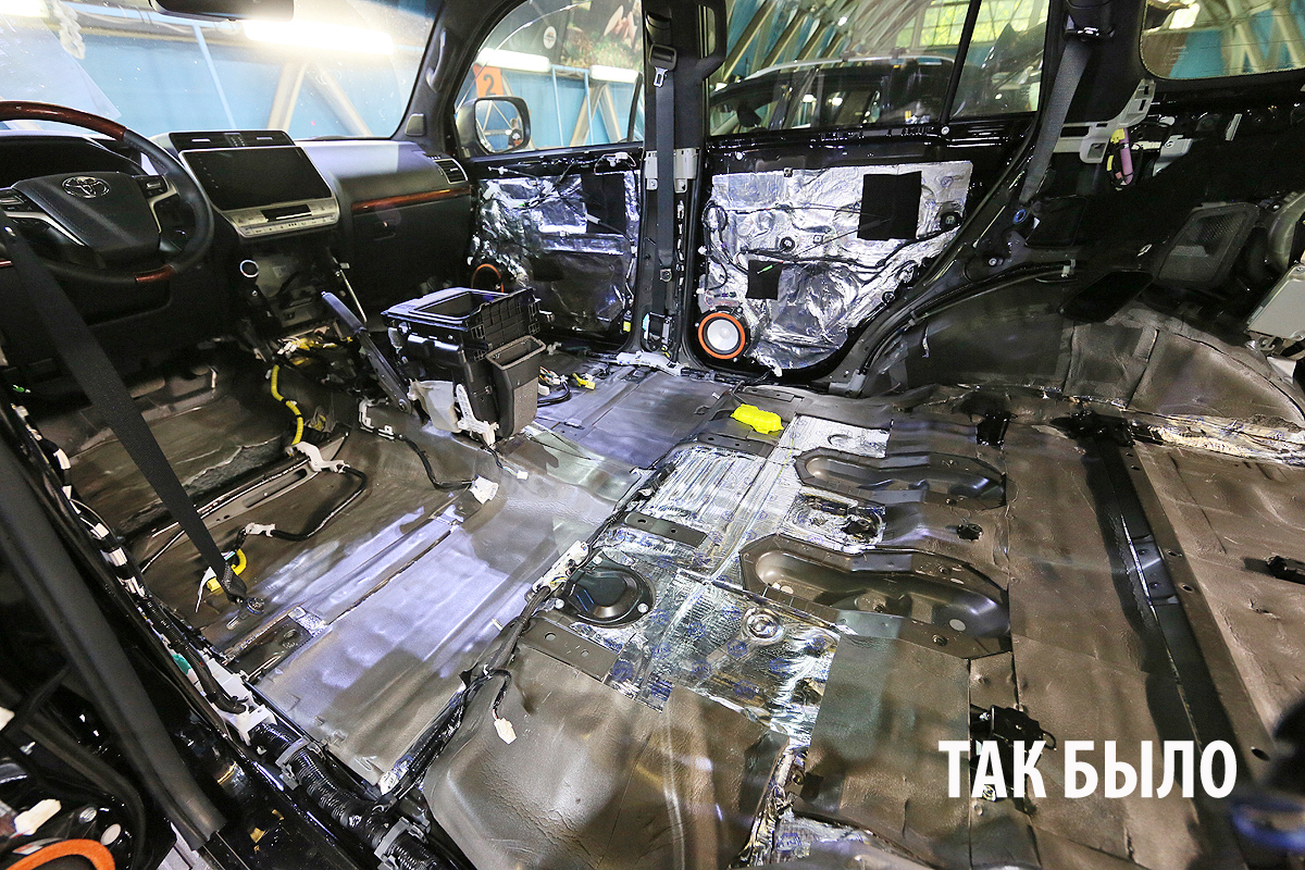 Вот в таком состоянии мы обнаружили пол в салоне, когда сняли штатные ковры и обшивки.