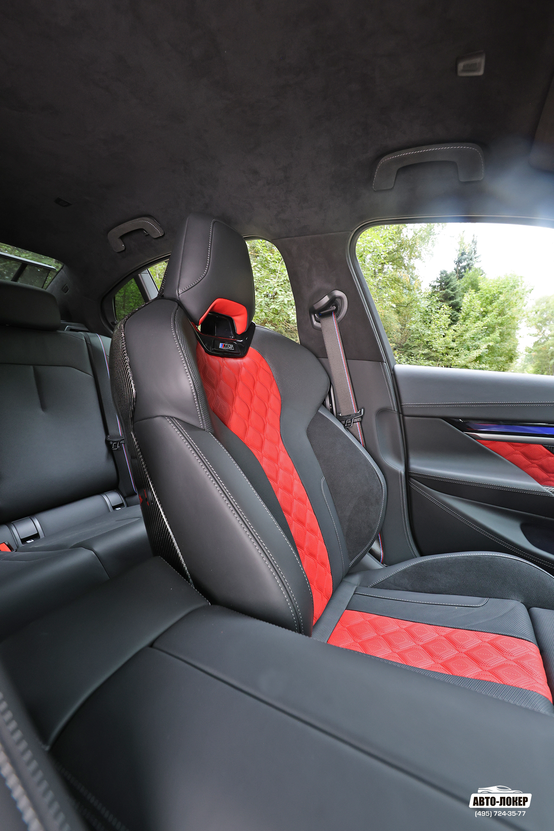 Перетяжка центральной консоли салона BMW M5 (G90) кожей