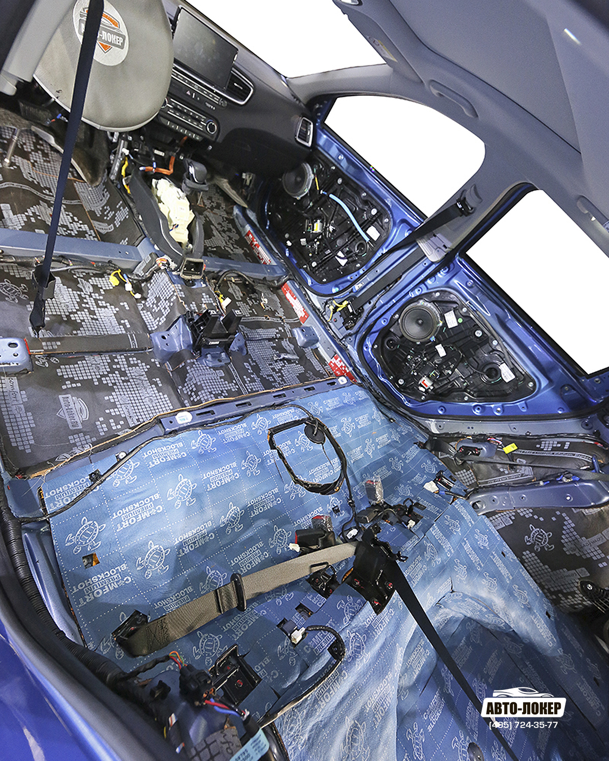 Затем Ceed мы упаковали еще несколькими слоями шумоизоляции, финальным из которых стала звукоизоляционная мембрана (черная и синяя).