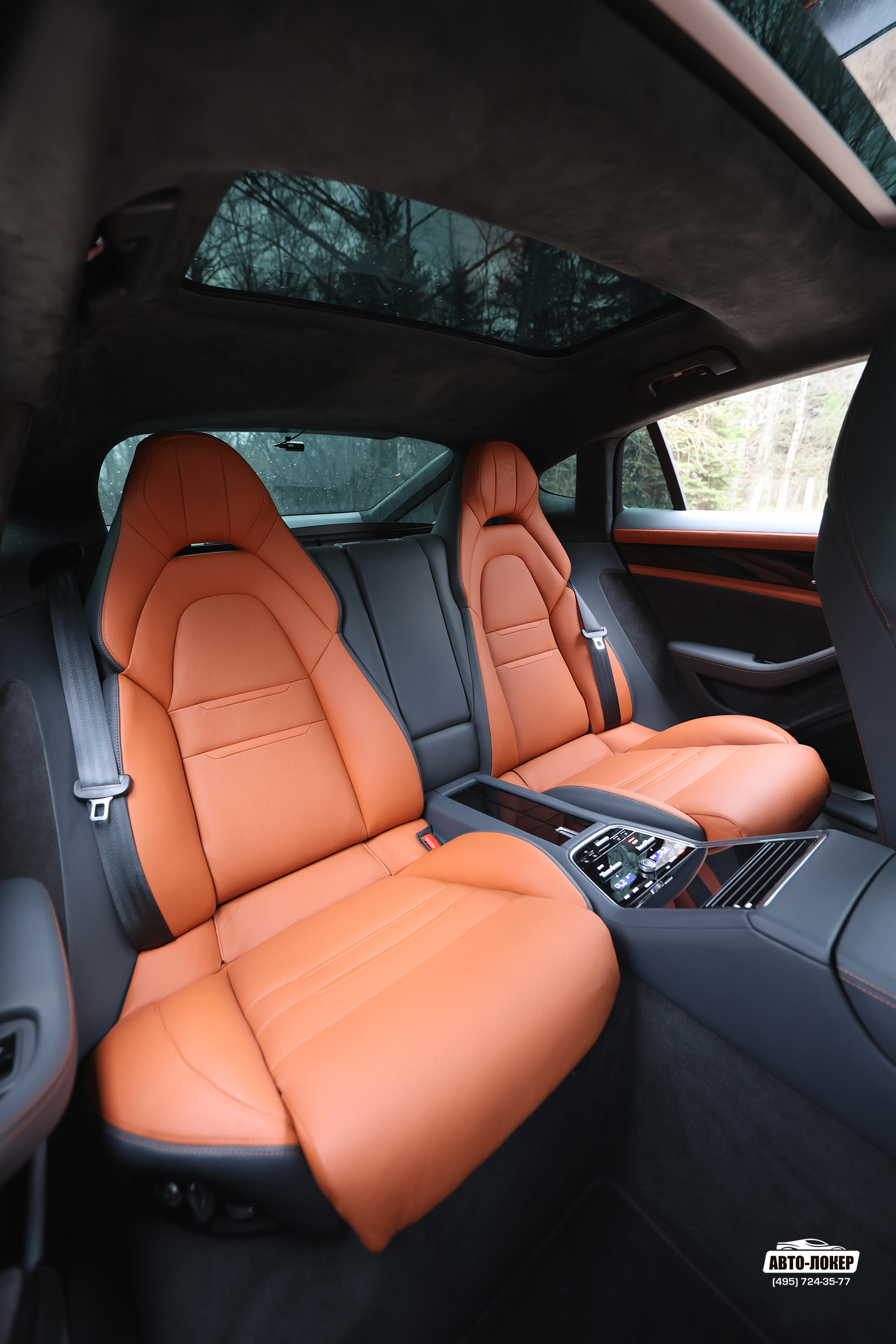 Перетяжка задних сидений салона кожей Porsche Panamera