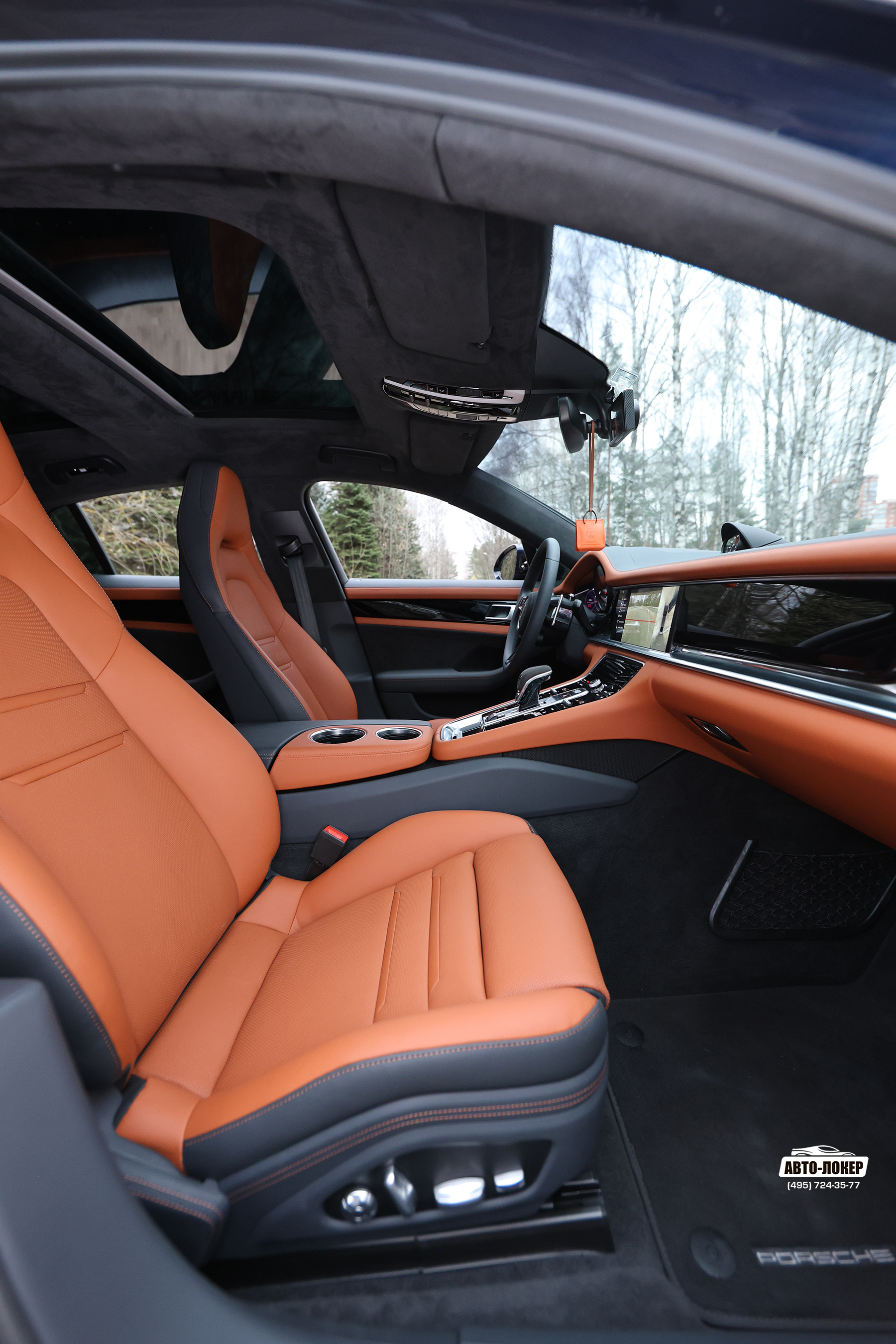 Перетяжка центральной консоли салона кожей Porsche Panamera