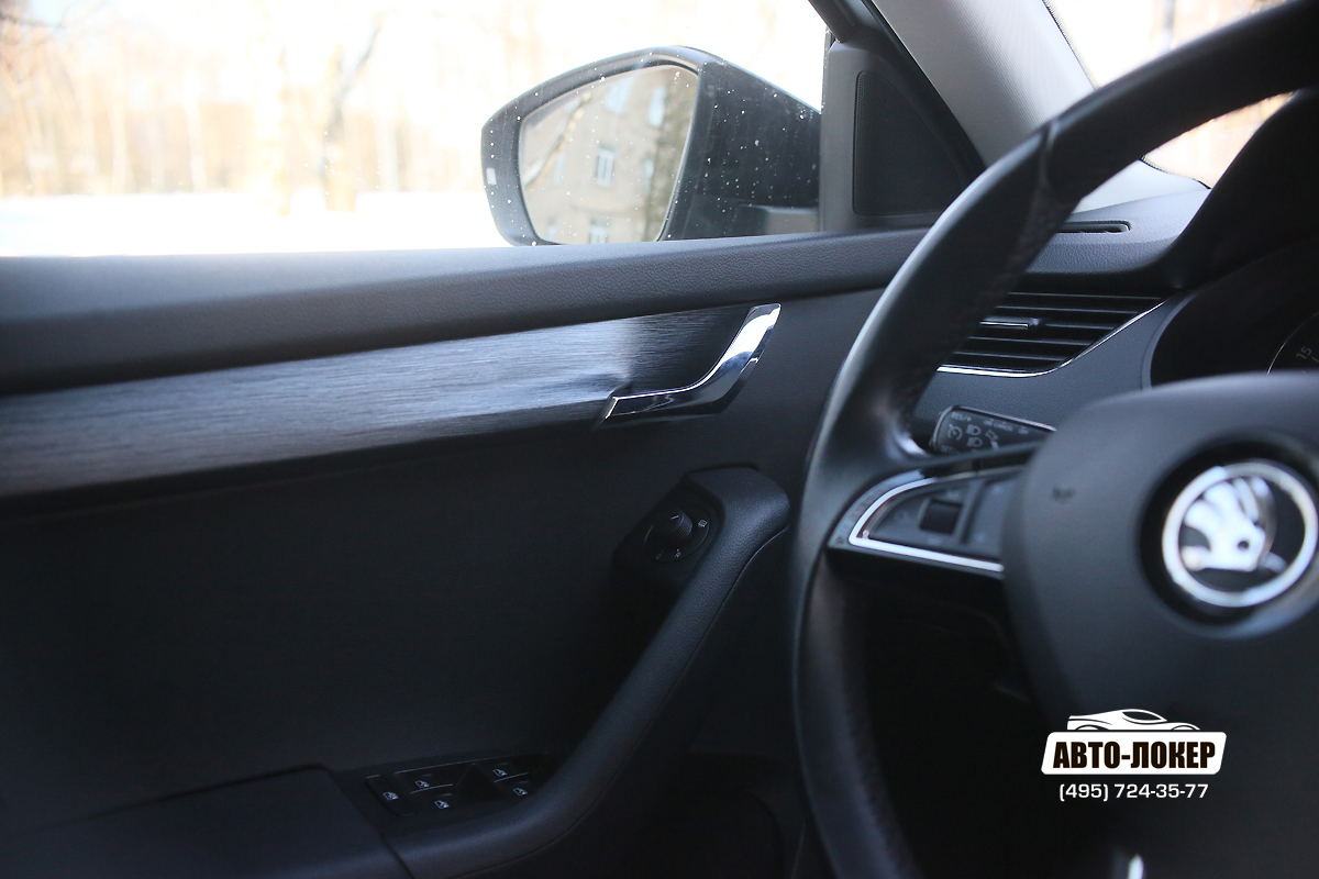 С помощью технологии аквапринт мы нанесли текстуру шлифованного алюминия на детали салона.