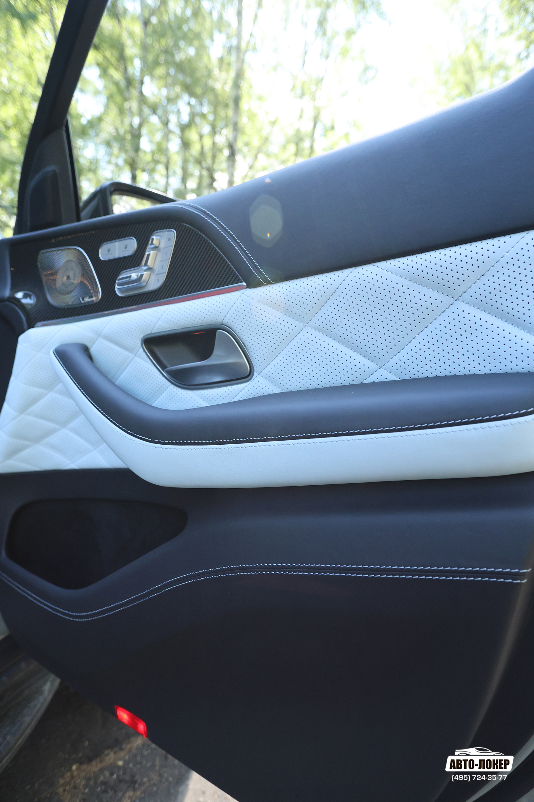 Перетяжка дверных карт салона MB GLE кожей Сharles Blue