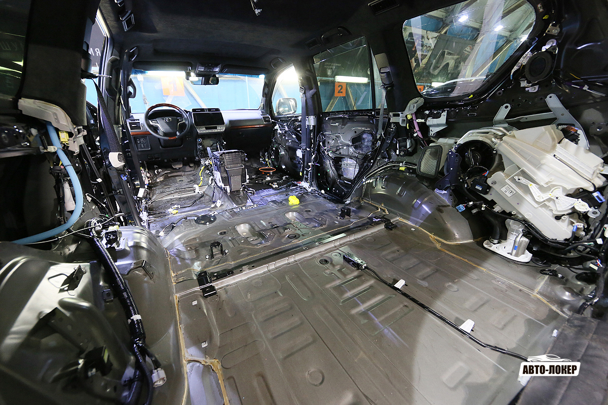 Перед тем как начать монтировать виброизоляцию, все протерли и обезжирили.