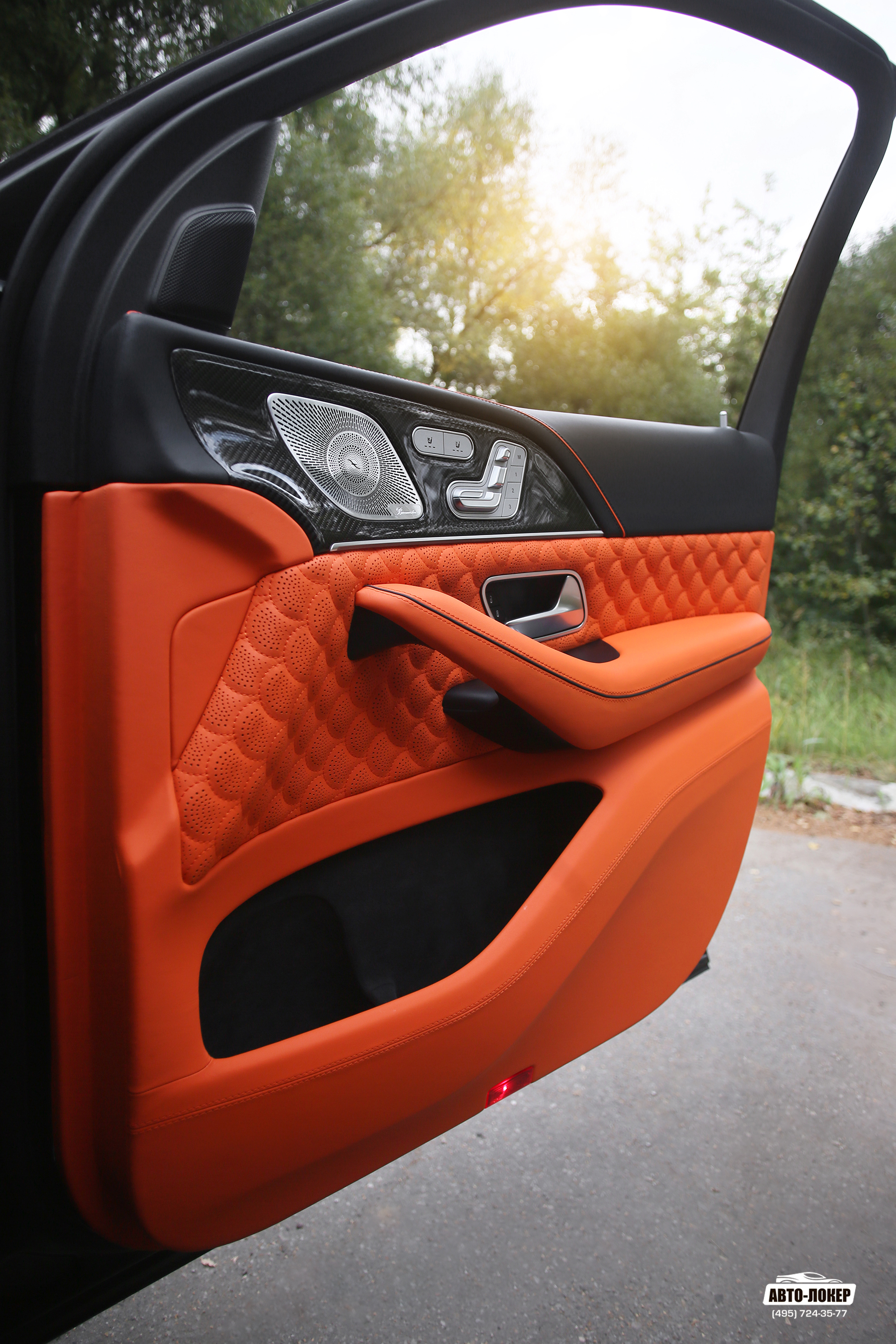 Перетяжка дверей салона Mercedes GLS (X167) оранжевой кожей фирменными стежками в стиле Brabus